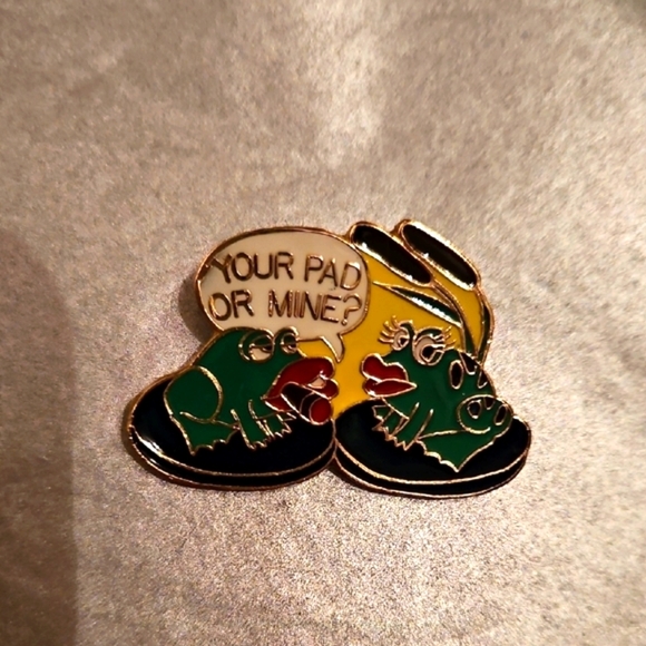 Vintage Frog Lily Pad Enamel Pin - Green and Yellow - Picture 1 of 3